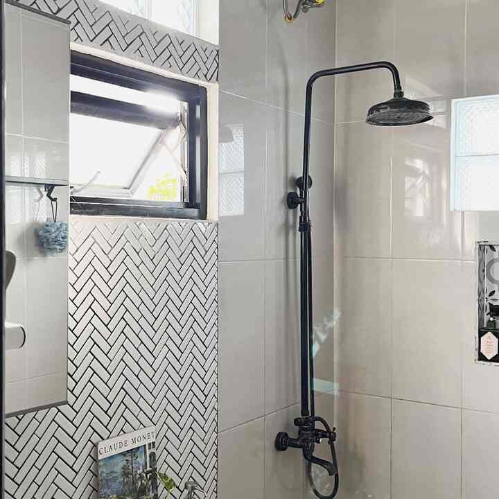 Kamar Mandi lantai 2, yang kami sebut kamar mandi utama. Memiliki shower berwarna hitam dengan model classic, kami membeli shower ini dengan PO cukup lama sampai 30 hari😆. 

Dinding kamar mandi menggunakan herringbone tiles tujuannya agar kamar mandi ini tidak monoton. 

Tips agar kamar mandi terlihat clean & banjir cahaya bisa menggunakan jendela kamar mandi dengan ukuran tidak besar serta kami juga menggunakan glassblock sebagai sumber cahaya🤍 
#KeramikKamarMandi #PintuKamarMandi #CatKamarMandi #WarnaKamarMandi 
#DindingKamarMandi #KeramikDinding
#KeramikLantai #RenovasiKamarMandi #BathroomMakeOver #InspirasiKamarMandi #BathroomMinimalis


