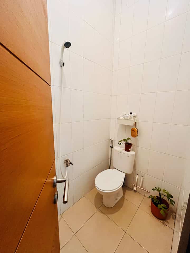 Kamar mandi bawaan developer, ukuran 1.8 x 1.8 m tetap terlihat lega karena menggunakan keramik warna terang dan full sampai plafon memberikan efek ruangan jadi terasa lebih lega! 
Namun ada memang ada sedikit kekurangan yaitu layoutny yang kurang maksimal karena terjadinya misscom saat pembangunan rumah. Tapiii tetap diusahakan nyaman dengan membuat kamar mandi tetap bersih dan rapi ✨

Aku tidak banyak membuat perubahan dikamar mandiku ini 😄 di slide kedua terlihat kondisi kamar mandi sebelum ditata 🥹Setelah aku menambahkan sedikit elemen tanaman di dalamnya, dan memberi gantungan kecil untuk sikat dan wipes kecil itu vibes kamar mandi ini langsung berubah. 

Ternyata perubahan kecil itu terlihat nyata 💖

Mungkin kamar mandi kami belum sempurna tapi semoga masih ada yg bisa diambil utk jadi inspirasi 📝 

#KeramikKamarMandi #PintuKamarMandi #WarnaKamarMandi #DindingKamarMandi #KeramikDinding #KeramikLantai #showerputih #tanamanhias #closet #sikatkecil #sikatkamarmandi #tongsampankecil #jetwasher #keran #kamarmandi 
#RenovasiKamarMandi
#BathroomMakeOver
#InspirasiKamarMandi