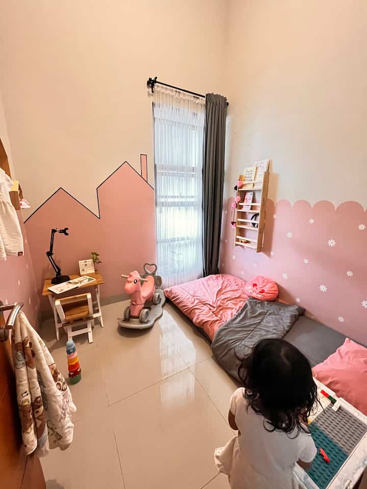 Makeover kamar ini aku kerjain sendiri tanpa tukang, jadi hemat sekali ! Aku cuma habiskan budget sekitar 400rb-an dengan perintilan aestetik tapi super Affordalbe ✨

Gaperlu mahal utk aestetik, yang penting kita bisa tata dengan baik pada tempatnya ✅ jadi keliatan rapi dan cozy 

Semoga menginspirasi 💖

#sprei #tempattidur #jendela #gorden #mejakayu #stikerdaisy #rakbukudinding #kalender #mainananak #catdinding #lantaigranit
#MaterialRenovasi
#MaterialMurah
#MakeoverAffordable