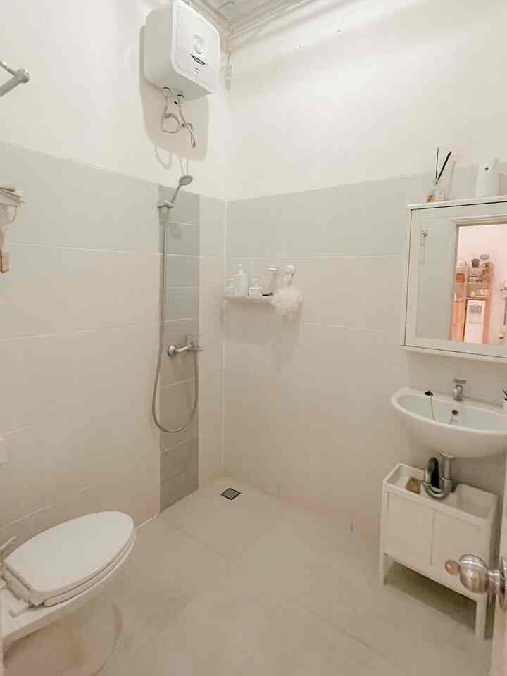 Kamar mandi adalah ruangan yang jadi wishlist nomer satu aku untuk direnov, karena bawaan developer sejak tahun 2016. Ga ada perubahan apapun, kecuali perubahan kecil, aku ganti kaca jadi kaca dg rak penyimpanan (Dynan by IKEA, sayang udah discontinued). Selain sebagai kaca, bisa untuk tempat penyimpanan stock sabun atau sikat gigi di kamar mandi. #KamarMandiMungil #KamarMandiPutih #RenovasiKamarMandi #BathroomMakeOver #InspirasiKamarMandi