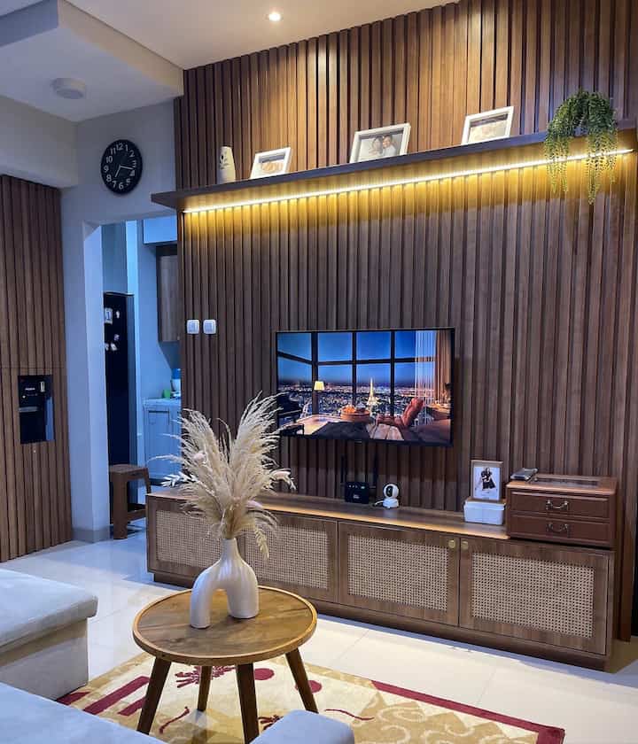 Material yang fungsional dan estetik ngga harus mahal lhooo!! Nih ak buktiin di living room ku yg menjadi point of interest of my house ini ada bbrp material yg murahhhh bgt tp jd oke bgt dipake jadi part of home decor! 🤎

1. Lampu LED 💡
Tau gak siiih ini tuh murah bgttt! Jd dulu designer interiorku kasih opsi mau pakai atau nggak. Dulu pas pertimbangan budget sih klo bisa engga ya gausah aja deh. Tapiii begitu dikasih tau hrgnya semurah itu, yaudah aku putusin utk pake! Dan looks nya bener2 jd bedaaa 🤎

2. HPL motif kayu
Banyak yg kira kalau wall panel tv ku ini terbuat dari kayu🤭 Memang sih motifnya mirip sama kayu, tp ini cuman HPL aja kok. Dibanding kalau hrs pakai material kayu, wah bisa abis budget brp tuh? 😆 Kita pakein HPL aja ga kalah cantik bukan? 🥰

#Kitchen Set
#KitchenSetMinimalis / #PlavonPVC /
#WarnaCatRumah / #WallpaperDinding /
#WallpaperEstetik / #Cat / #LantaiVinyl
#WallPanel
#MaterialRenovasi
#MaterialMurah
#RenovasiAffordable 