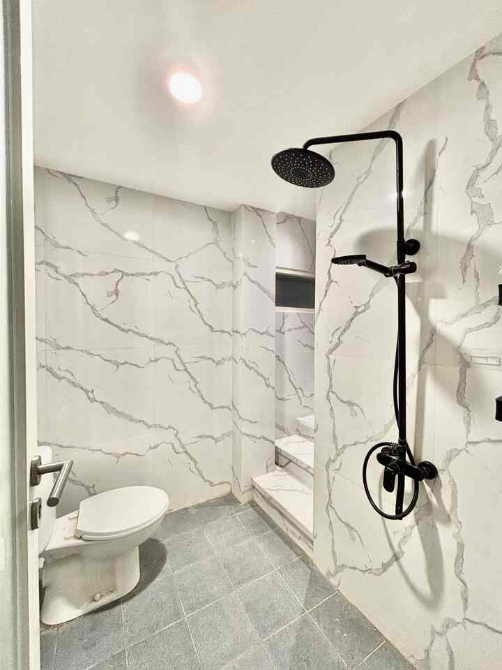 Kamar mandi mungil multifungsi, siapa sangka kamar mandi yg kecil ini ada bathub di dalamnya,, kamar mandi dengan keramik putih motif bikin ruangan terkesan luas dan mewah #keramikkamarmandi #warnakamarmandi #dindingkamarmandi #keramikdinding #keramiklantai #renovasikamarmandi #bathroommakeover #inspirasikarmandi