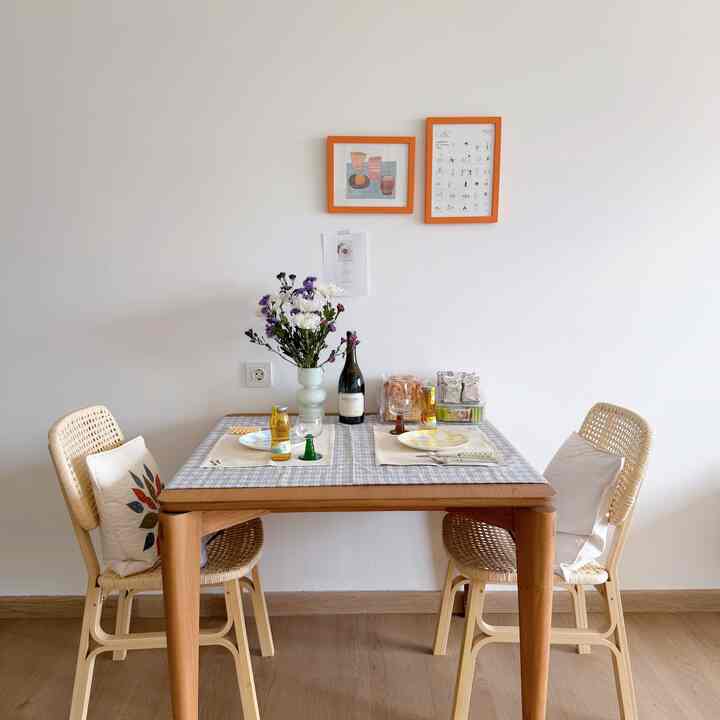 aesthetic table setting idea for hosting guest 🫶🏻

#mejamakan #dekorasimejamakan #tablesetting #tablesettingidea #mejamakankayu #mejamakanimut #mejamakanapartemen #dekorasiruangmakan 