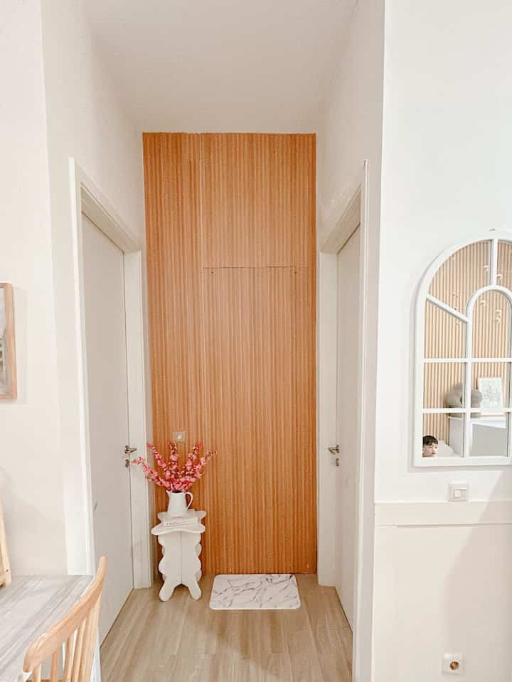 toilet di homechy hanya bagian luar aja yang di renovasi karena selalu lembab jadi aku putuskan memakai wpc dengan konsep pintu kamuflase.toilet yang berukuran kecil ini untuk bagian dalamnya belom aku renovasi masih bawaan developer.
#dindingwpc #kesetkamarmandi #cermindinding #showerkamarmandi #RenovasiKamarmandi
 #BathroomMakeOver
 #InspirasiKamarMandi