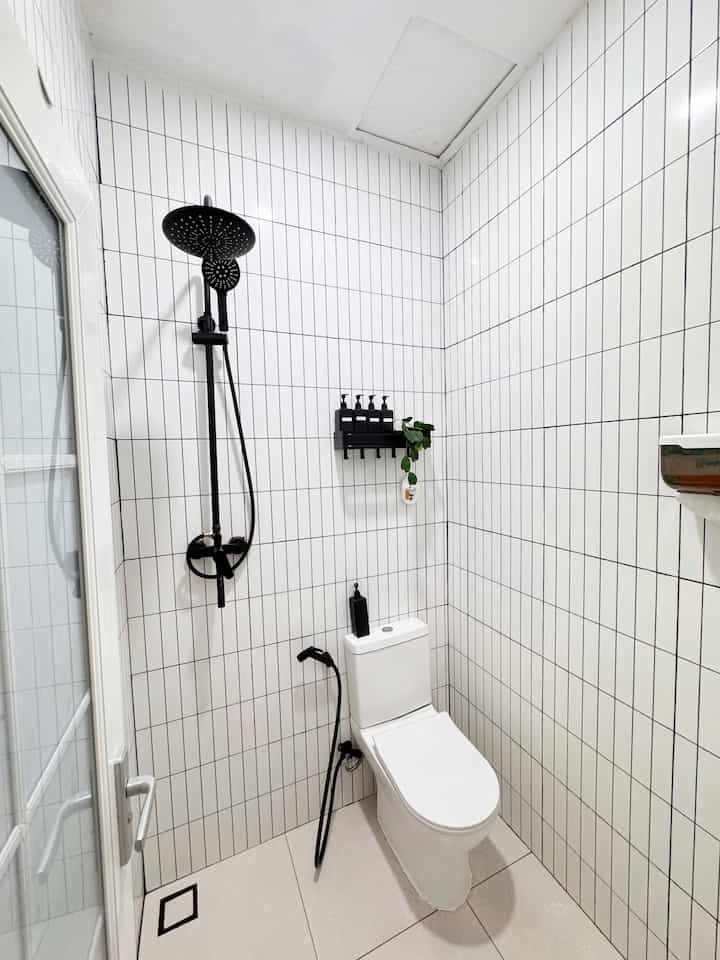 Finally bisa buat kamar mandi impian after 1.5tahun pakai kamar mandi developer, kami mengambil tema monocrom untuk kamar mandi ini dengan pemasangan keramik full sampai plafond agar tidak lembab #RenovasiKamarMandi #BathroomMakeOver #InspirasiKamarMandi #KamarMandiMonochrome #KamarMandiMungil #KamarMandiMini #BathroomInspiration #InspirasiKamarMandiMungil 
