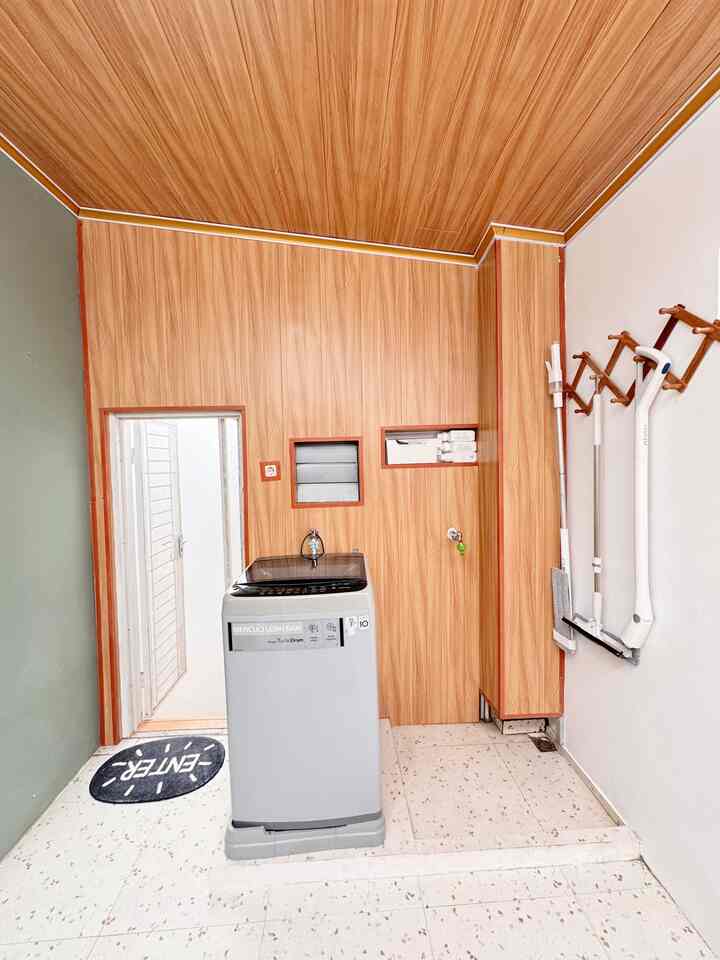 Before-after renovasi laundry room
Saat tutup plafon kanopi pakai atap pvc , ada material sisa yang lumayan banyak akhirnya kami memutuskan untuk pasang juga di area dinding yang banyak berseliweran kabel, selain itu ada pipa toren di ujung jadi kami tutup sekalian agar gak nampak
Definisi renov ala low budget pasangnya pun mudah 😆👏🏻


#MaterialRenovasi #MaterialMurah #RenovasiAffordable #MaterialRamahKantong #PlafonPVC #LaundryRoom #RenovLowBudget #MaterialBajaRingan