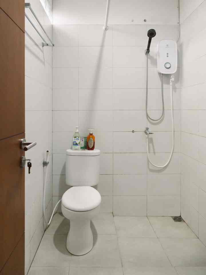 Satu kamar mandi dalam tanpa renov. Dari bawaan developer sudah seperti ini sih. Kami cuma mengganti head shower dan jet washer aja. Ga banyak barang juga di sini jadi kamar mandi tetap lega. Mungkin nanti harus sedikit lebih ditambahkan dekorasi ya..😁

- Head shower dari iFilter dengan double filter karena air di daerah sini agak kuning dan bau besi
- Jet washer dari Paloma ini punya mode kencang dan lembut, bisa disesuaikan
- Water heater dari Electrolux yang instan, langsung bisa air hangat atau dingin tinggal diputar aja tombolnya.
- Rak troli dari IKEA buat simpan barang-barang aja

#headshower #jetwasher #waterheater #raktroli #RenovasiKamarMandi #BathroomMakeOver #InspirasiKamarMandi
