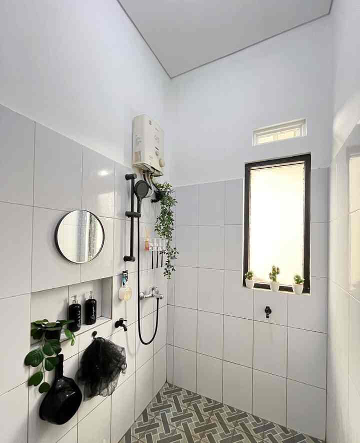 Kamar Mandi Bumi Gerrd

Kamar mandi berukuran 2x1,5 m yang menhgunakan diding keramik putih agar terkesan lebih luas dan lantai menggunakan keramik motif warna abu. 

Memilih closet jongkok agar hemat budget hehe. Kami menambahkan jendela mati dengan kaca es yang menghadap ke laundry room agar siang hari kamar mandi ini tidak perlu menggunakan lampu dan tetap terang. 

#bumigerrd #KeramikKamarMandi #CatKamarMandi #DindingKamarMandi #RenovasiKamarMandi #BathroomMakeOver #InspirasiKamarMandi #KamarMandiMinimalist