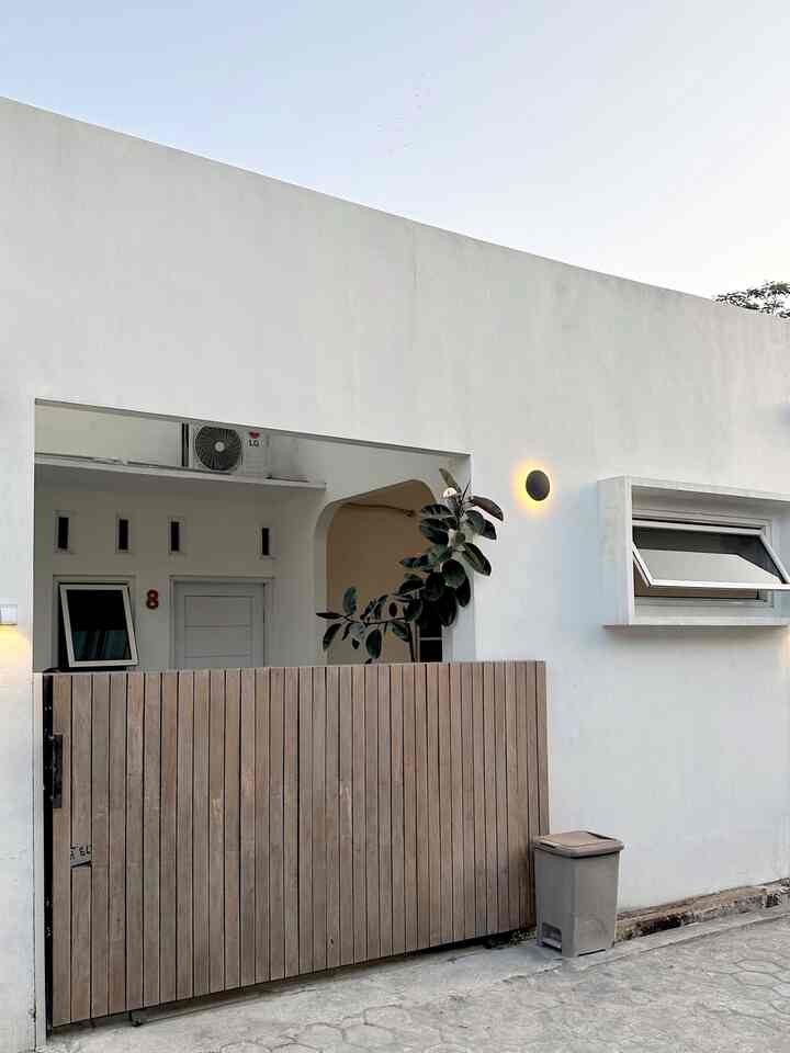 Home Journey singkat:
-Kami menemukan rumah ini di tahun 2019 dengan kondisi masih sangat asli dari Developer, lalu kami menikah di Desember 2021 dan mulai menempati di Januari 2022.
-Berjodoh dengan rumah ini karena berlokasi di dekat dataran tinggi & memiliki akses jalan yang mudah, datar & sekitarnya masih sangat asri. Juga sangat mudah menjangkau jalan utama.
-Selama 2021-2024 ini lumayan banyak melakukan renovasi kecil—besar di rumah ini, tujuannya supaya tetap nyaman untuk dihuni ✨ (progress rumah boleh mampir di postingan2 sebelumnya yaa)
-Memilih ‘White Clean Minimalist’ sebagai konsep utama menjadi pilihan tepat, karna kami ingin rumah kecil ini terkesan lebih lega. 
Semoga menginspirasi!🫶🏻✨
-
#jendelaalumunium #RumahMinimalis #RumahDeveloper #RumahMungil #KamarMinimalis #SpreiPolos #SofaIkea #SofaMinimalis #DapurMungil #MejaMinimalis #RakSerbaguna #Rakminimalis 
#MiniHouseTour
#CeritaRumahku #MiniHouseTour #CeritaRumahku #InspirasiRumah