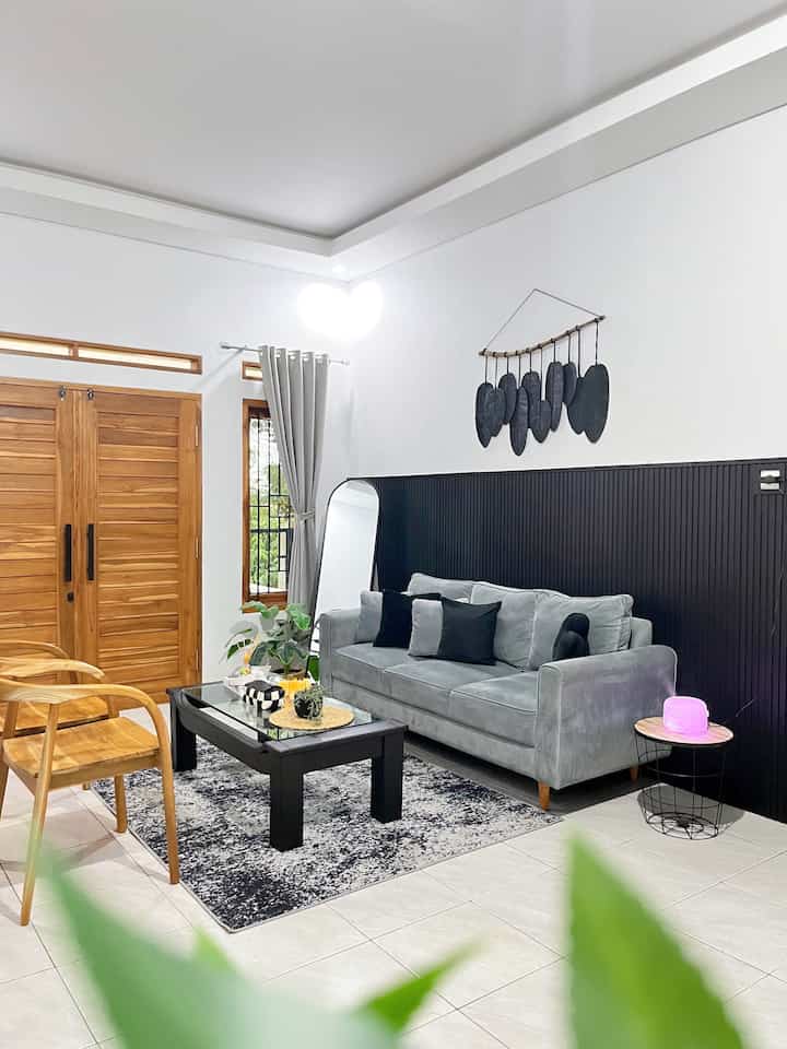 Material ramah kantong yang mengubah rumah jadi lebih estetik

Hanya dengan menambahkan WPC Wallpanel dinding bisa mengubah suasana living room kami jadi lebih estetik. WPC yang kami pilih tingginya 1,5m dengan lebar ruangan sekitar 4m kami memerkulan 26pcs WPC. Sengaja kami memilih warna hitam agar terlihat lebih maskulin. WPC ini kami pasang sendiri loh tanpa bantuan tukang, gimana hasilnya tertarik juga ga make over menggunakan WPC ?

#bumigerrd #wpcwoodpanel #makeoverdinding #makeoverruangtamu #makeoverlowbudget #MaterialRenovasi #RenovasiRumah #MaterialMurah #RenovasiAffordable