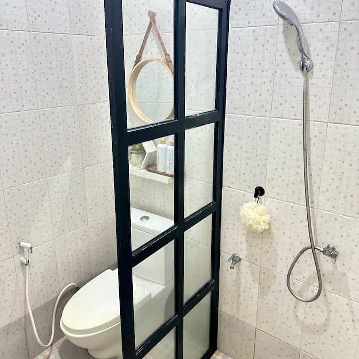 -Kamar mandiku bawaan developer yg berukuran 2x1,5m
-sebelumnya kamar mandi ini tidak ada sekat kaca alumunium,aku tambahkan variasi sedikit agar lebih cantik dan elegan
-Meskipun kecil kamar mandi ini kelihatan luas dikarenakan menggunakan wrna keramik yg terang dan terdapat kaca dipojok yang dapat memantulkan cahaya sehingga memberikan kesan lebar..
-Semoga menginspirasi teman-teman semua 😊
#showermandionda #pintukacaalumunium #botolsabun #kacabulat #Renovasikamarmandi #bathroommakeover #InspirasiKamarmandi