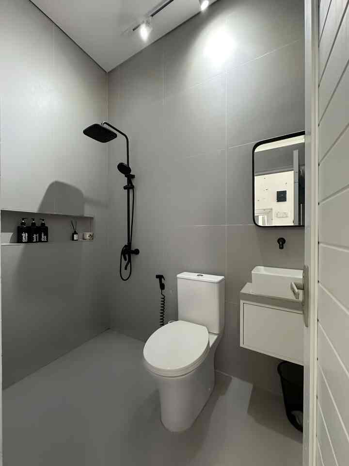 Tips Kamar Mandi Mini 🚿
-
Kamar mandi ini cuma 1,35m x 2m , tapi tetap
bisa terlihat rapi & lega, Kuncinya ada di
pemilihan granit lantai dan granit dinding yang senada, storage yang simple berwarna natural, dan shower tanpa sekat. Siapa yang
juga punya kamar mandi mungil?


#MaterialRenovasi #MaterialMurah #RenovasiAffordable #GranitLantai #GranitDinding #showerhitam #jetshowerhitam #angkahouse 