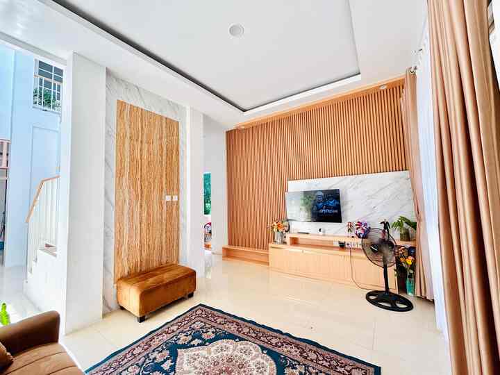 Di rumah Akame kami konsisten dengan warna cat putih kemudian kami padukan dengan Wall panel dan HPL berwarna coklat kayu sehingga membuat ruangan terlihat alami dan nyaman #ruangtamu #warnacatrumah #wallpanel #hpl #kitchenset #kitchenstminimalis #materialrenovasi #materialmurah #renovasiaffordable