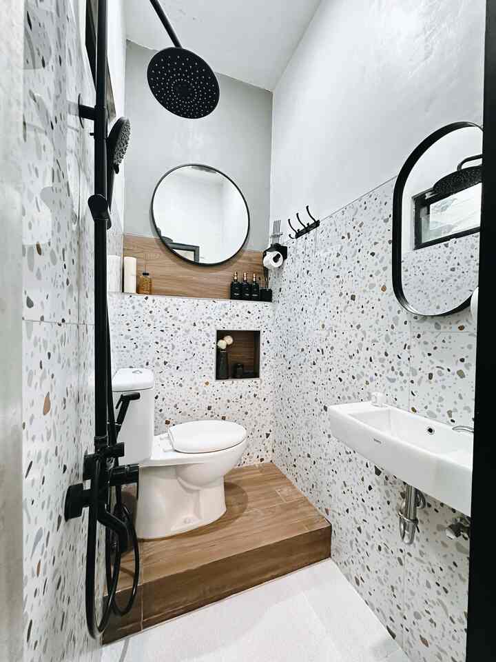 Halo yang punya mini bathroom juga, ga perlu khawatir loh soal area terbatas. Fungsi nya yang lebih utama bukan? 
Nah, Y.A House memiliki kamar mandi dengan ukuran 120 x 137 dengan bentuk memanjang. 
Sebelumnya kebingungan bagaimana menata dan menempatkan posisi closet, wastafel dan lainnya. Selain referensi dari pinterest, aku juga kepikiran untuk buat design nya dari The Sims 4, tadinya cuma buat lucu2an aja, tapi koq jadi menarik. 
Dannnn… inilah kamar mandi mungil clean dan fungsional. 


Yuk kita sharing soal kamar mandi mini kalian juga 😉

#KeramikKamarMandi #PintuKamarMandi
#CatKamarMandi #WarnaKamarMandi 
#DindingKamarMandi #KeramikDinding 
#KeramikLantai #RenovasiKamarmandi #BathroomMakeOver #InspirasiKamarMandi