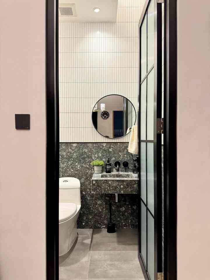 Kombinasi keramik hitam dan putih bisa memberikan kedalaman visual, yang memberikan keseimbangan menarik di mata saat pertama kali melihat. Pencahayaan yang cukup di area kamar mandi juga berpengaruh loh. Lampu yang hangat bisa memberikan nuansa nyaman, sedangkan kalau kalian mau pakai lampu putih bisa membuat ruangan terlihat lebih luas. 

Untuk menambahkan sentuhan alami, bisa juga kasih dekorasi hijau. Gak cuman mempercantik tapi bikin suasana jadi lebih segar. Bisa juga kasih aksesoris kamar mandi yang simple tapi fungsional. Jangan pakai printilan yang berlebihan ya kalau kalian gak mau keliatan kamar mandi kalian sempit 🍃✨
#KeramikKamarMandi
#WarnaKamarMandi 
#DindingKamarMandi 
#KeramikDinding
#KeramikLantai
#RenovasiKamarmandi
#BathroomMakeOver
#InspirasiKamarMandi