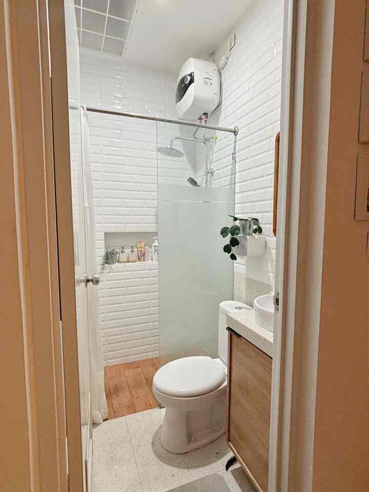 Awalnya kamar mandi ini sudah dibuat aesthetic dari bawaan developer, tapi karena dinding kamar mandi nya tidak full sampai plafond akhirnya kita putusin untuk renovasi kamar mandinya✨

kamar mandi ini berukuran 1.3x2m walaupun kecil tapi kita pastikan kamar mandi ini berfungsi dengan baik.. dari renovasi ini kita menambahkan beberapa item diantara nya : coak(niche), skat kaca dan tirai shower, wastafel dan cermin, lemari kabinet.

walaupun kamar mandi nya kecil tapi yang pastinya masih bisa aesthetic dan fungsional🤍

Semoga bisa menjadi inspirasi✨

#KeramikKamarMandi #RenovasiKamarMandi #BathroomMakeOver #InspirasiKamarMandi #waterheater #skatkamarmandi #closet #wastafelkamarmandi #kabinetkamarmandi #cerminkamarmandi #lantaikamarmandi #kamarmandiinspirasi #bathroominspo #bathroomidea 