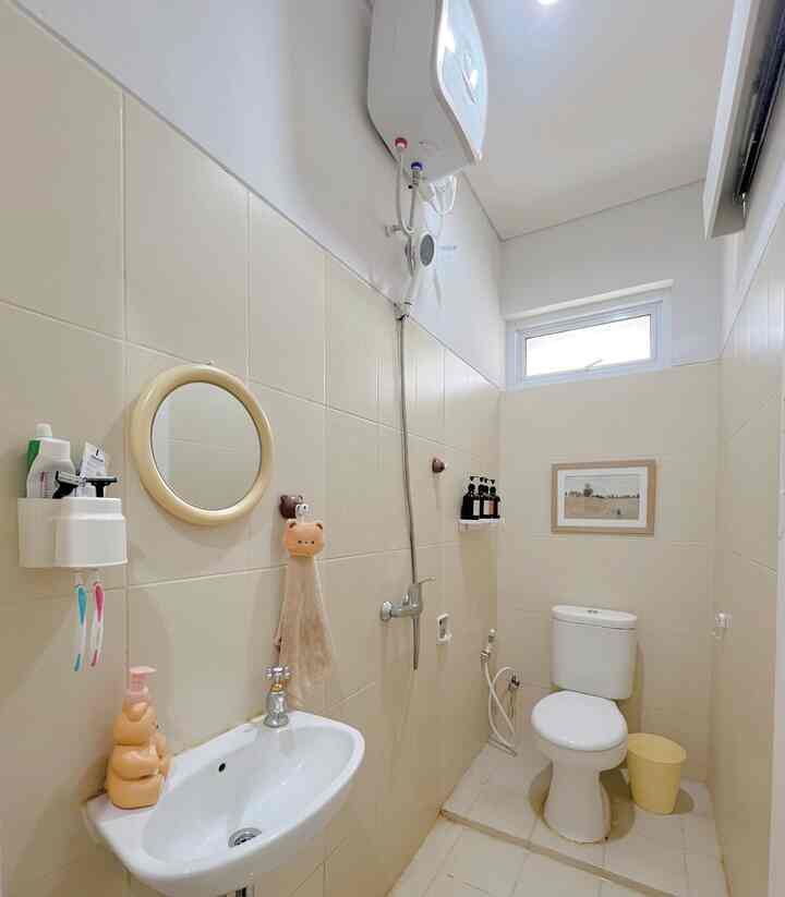 Kamar mandi bawaan developer ini gak banyak aku ubah hanya sedikit tambahan saja di perintilannya agar tetap ceria dengan warna" pernak pernik kamar mandi Yellow Brown & ivory agar senada dengan keramik nya salur warna light ivory , bagian atas keramik aku cat ulang warna putih agar lbh terlihat luas karna kamar mandi ini mungil ukurannya hanya 2,8m x 80cm memanjang tapi tetap fungsional , dan terlihat luas #keramikkamarmandi #dindingkamarmandi #keramikdinding #warnakamarmandi #kamarmandikecil #kamarmandi #bathroom #smallbathroom #renovasikamarmandi #bathroommakeover #inspirasikamarmandi