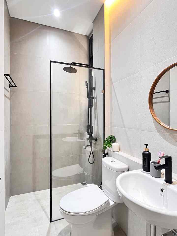 - Renovasi Kamar Mandi Segaris -

Ketika renovasi rumah, concern kami mengubah letak dan ukuran kamar mandi utama yang semula bawaan asli developer sangatlah kecil. Kami perluas walau tidak terlalu besar dengan ukuran 1,2 x 2m saat ini.

Dengan luasan tersebut, sudah sangat cukup menyesuaikan kebutuhan. Kami memilih material yang simple, seperti tidak banyak permainan warna pada granit dan sanitary. Untuk water heater, kami tempatkan pada sisi dinding bagian luar kamar mandi.

#kamarmandisegaris #partisishower #keramikkamarmandi #pintualuminium #sanitaryhitam #dekorasikamarmandi #RenovasiKamarMandi #BathroomMakeOver #InspirasiKamarMandi
