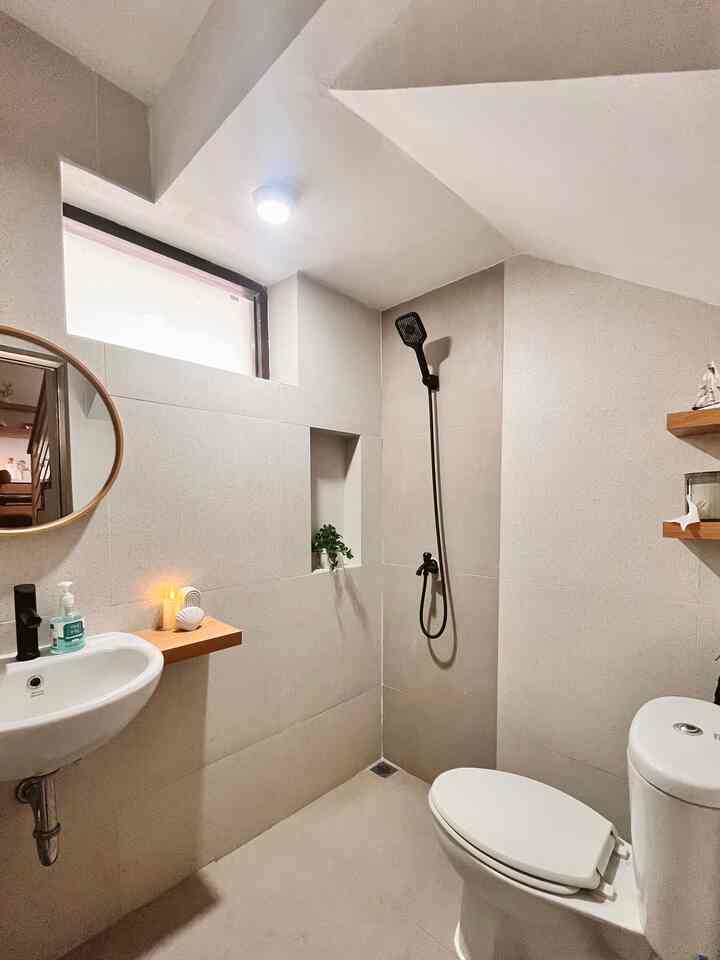 - DIY Ambalan Low Budget -

Powder room yang terletak di bawah tangga ini tidak banyak kami ubah. Untuk menekan budget renovasi, kami hanya mengganti keramik dinding dan lantai, serta kran shower. Sanitary lainnya memanfaatkan sanitary lama yang masih bertahan 8 tahun lamanya.

Untuk ambalan kiri kanan washtafel serta ambalan susun di sudut dinding dekat toilet, merupakan hasil DIY dari sisa potongan material pembuatan kitchen set berbahan PVC lapis HPL.

#PowderRoom #CerminBulat #WashtafelGantung #ShowerNiche #KeramikPowderRoom #DIYPowderRoom #DaurUlangMaterial #MaterialRenovasi #MaterialMurah #RenovasiAffordable