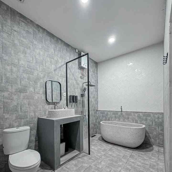 My grey master bathroom✨
Kamar mandi dengan pemilihan warna serba abu-abu terlihat lebih maskulin dan tidak mudah kotor.
Granite dari habitat milan tiles berbahan i-Grip sehingga tidak licin cocok sekali untuk penggunaan dikamar mandi karna bertekstur kasar.
Pemilihan bath up dan wastafel terazzo menjadikan kamar mandi juga terlihat lebih kalem.
Sebelumnya kamar mandi ini adalah bagian dari kamar tidur utama yang akhirnya disekat untuk dijadikan kamar mandi didalam kamar kami.

#masterbathroom #greybathroom #bathroom #KeramikKamarMandi #milantiles #habitatigrip #RenovasiKamarmandi #BathroomMakeOver #InspirasiKamarMandi