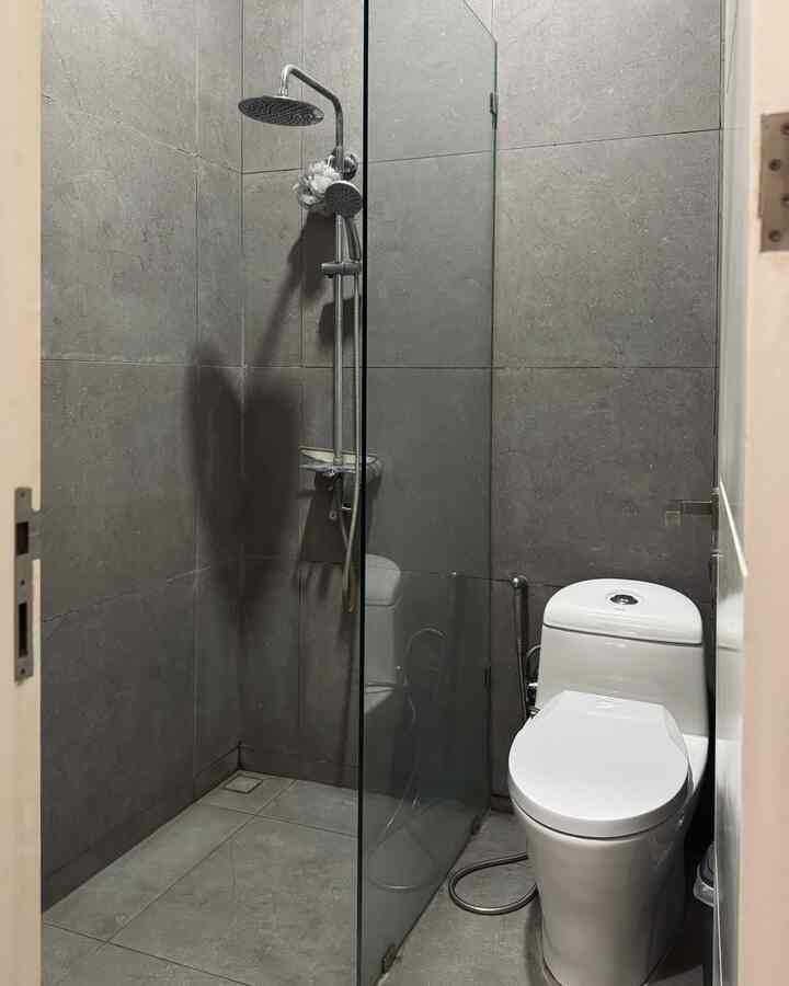 Ini diaa kamar mandi monochrome Ofuro House! Bener2 kita rombak total karena kita ga mau kamar mandi full basah. Jadi kita pindah posisi klosetnya dan pasang partisi kaca. Keramiknya juga kita ganti dan pasang full di dinding dengan nuansa abu-abu, supaya ada warna senada dengan area outdoor. Jalan masuknya juga kita renov pakai hidden door karena area kamar mandi ini udah masuk ke area private🩶
#KeramikKamarMandi #ShowerSet #RenovasiKamarmandi #BathroomMakeOver
#InspirasiKamarMandi #Japandi #KamarMandiMonochrome