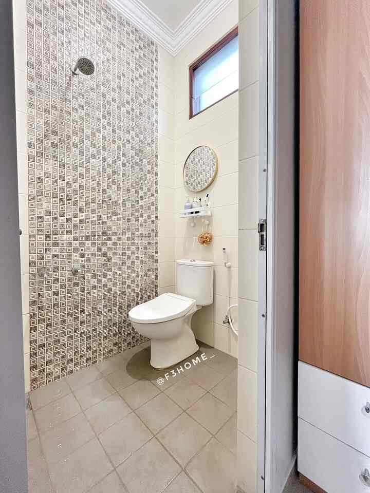 Kamar madi dirumah ada 3, semuanya ukurannya mini karena keberadaannya didalam kamar.
Walaupun mini dan minimalis, dengan pemakaian keramik motif dan polos, dan menambahkan cermin,  kamar mandi ini terasa lebih nyaman.


#keramikkamarmandi #pintukamarmandi #catkamarmandi #warnakamarmandi #keramikdinding #keramiklantai #renovasikamarmandi #bathroommakeover #inspirasikamarmandi 