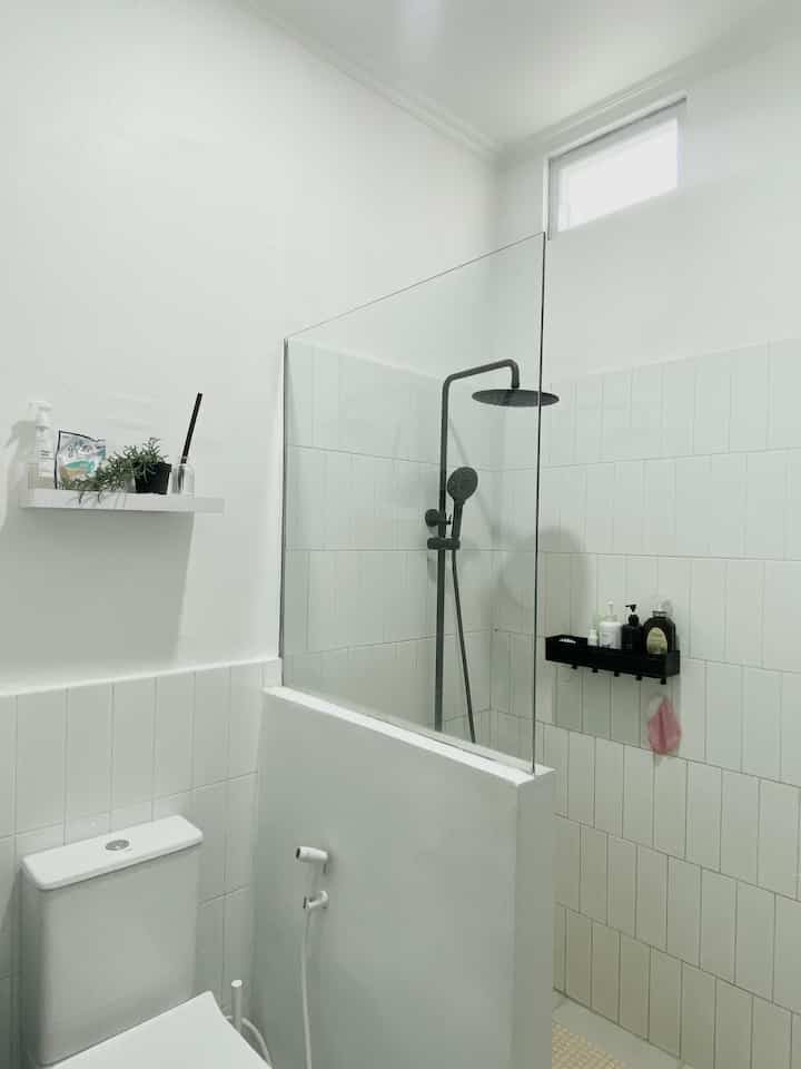 Dari kamar mandi mungil jadi lebih besar ✨🚿

Sebelumnya kamar mandi ini hanga berukuran 1,5 x 1,2 meter, lalu kami renovasi menjadi 1,5 x1,8 meter agar lebih luas. Kami beri sekat kaca dengan bagian setengah dinding supaya lebih low maintenance. Kami tambahkan juga cermin besar agar terlihat lebih lega.

#keramikkamarmandi #rakkamarmandi #catkamarmandi #dindingkamarmandi #renovasikamarmandi #bathroommakeover #inspirasikamarmandi
