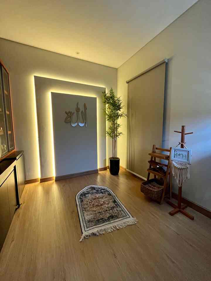 Sebenernya ini tadinya kamar kosong tapi kami menyulapnya jd mushola sederhana dengan material affordable, tembok polos diframing dengan multiplek dan diberi lampu strip, serta kaligrafi di tengahnya #wallpanel #paneldinding #materialrenovasi #materialmurah #renovasiaffordable