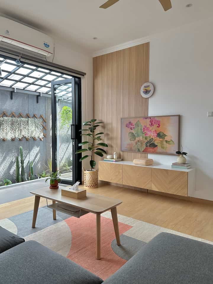 Material yang berperan dalam merubah vibes ruangan ini adalah WPC. Pemasangannya hanya sedikit aja tapi bener-bener merubah total look ruangan. Seketika langsung menjadi lebih hangat. Sengaja dipasang hanya setengah tembok karena ga mau terlalu dominan diruangan ini, hanya sebagai aksen aja dan selain itu biaya juga lebih murah jadinya. 

Satu hal lagi yang juga membantu mengangkat transformasi ruangan ini adalah penggantian lantai keramik menjadi granit bernuansa kayu. Walau bukan material yang ramah kantong tetapi sangat signifikan perannya. 

#materialrenovasi
#materialmurah
#renovasiaffordable
#wallpanel
#catdinding
