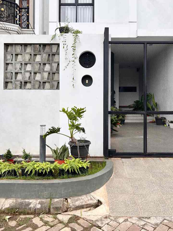 Material terjangkau tetapi menambah elemen dekoratif cukup banyak di rumah kami karena untuk meminimalisir budget.

Area pagar, gerbang dikombinasi dengan besi hollow dan expanded metal. Bagian dinding terdapat roster agar tidak polos juga bentuk geometri bulat untuk nomor rumah dari plat besi cutting.

Top table dapur menggunakan HPL di bagian island agar lebih terjangkau dibandingkan marmer atau bahan lainnya.

Tangga menggunakan SPC motif kayu untuk kesan hangat dan secara biaya lebih rendah dibandingkan kayu solid. Pembatas foyer juga masih menggunakan finishing HPL yang sma dengan dapur.

Akses void di tengah rumah dengan dinding bata tempel yang menambah suasana alam juga menjadi focal point di rumah kami.

#PagarRumah #Kitchenset #Mejaisland #Tangga #Lantaitangga #PembatasFoyer #BataTempel #KodeHPL #LantaiSPC #MaterialRenovasi #MaterialMurah #RenovasiAffordable