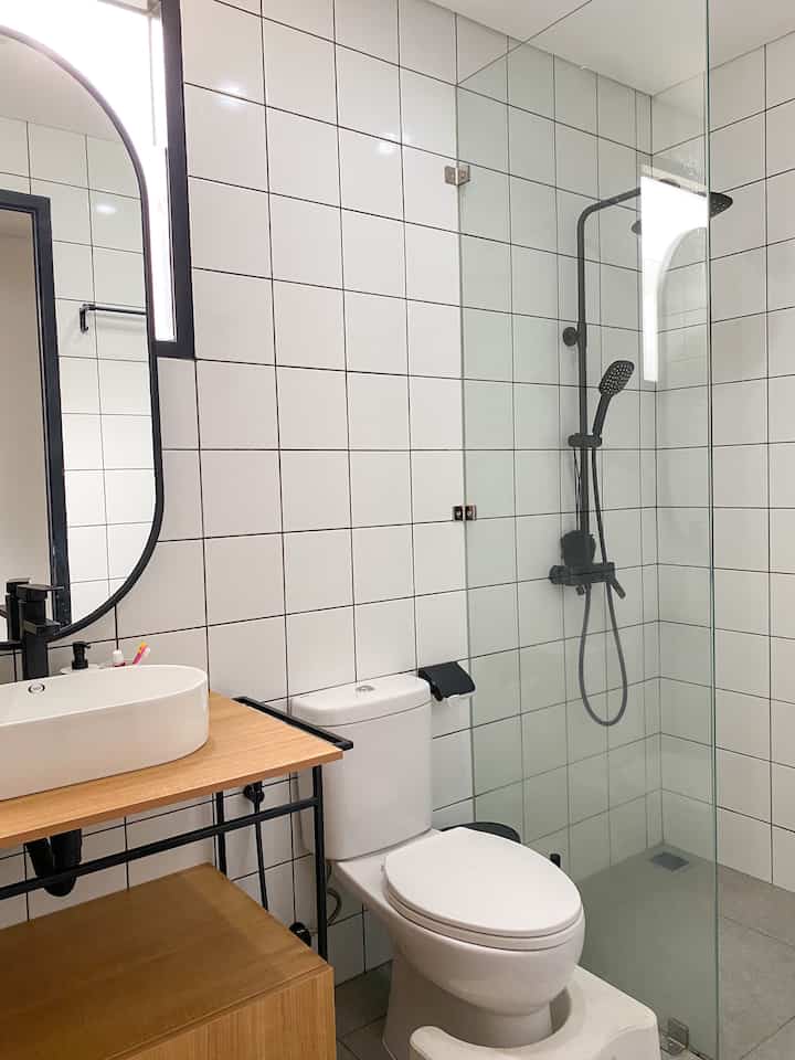 Karena kamar mandi sebelumnya sangat lembab & kurang nyaman, saat renovasi rumah secara keseluruhan 2 tahun lalu kami concern sekali soal kamar mandi. Sayang tidak ada foto kamar mandi sebelumnya 🙏

Kamar mandi ini berukuran 1,6 x 2,8 meter. Meski tidak terlalu luas, namun cukup fungsional bagi kami.
Untuk menghindari lembab pada dinding, keramik full ceiling menjadi solusi. Ditambahkan juga dengan exhaust dan adanya jendela yg tetap memberikan cahaya natural pada kamar mandi ini, sehingga jauh dari lembab yang merusak kamar mandi.

Dengan dibagi juga menjadi 2 area, area kering & area basah, kamar mandi ini tetap terlihat rapih & clean.
Kami juga sengaja tidak meletakkan banyak item dekorasi, agar kesan luas namun estetik tetap terjaga disini.

 #KamarMandiMinimalis #KamarMandiEstetik #BathroomInspo #RenovasiKamarMandi #BathroomMakeOver #InspirasiKamarMandi