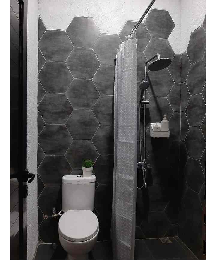 waktu renov ga tau gimana kayanya liat warna hitam, abu, putih tuh ‘sesuatu’ bgt, karna itu kupilih menggunakan keramik hexagon warna dark grey mixed dengan dinding kamprot warna abu muda untuk memberikan kesan lebih terang. sedang untuk kloset & shower masih dengan warna standr yaitu putih & silver.


#kamarmandiganteng #renovasikamarmandi #bathroommakeover #inspirasikamarmandi #hexagontiles #kamarmandimungil 