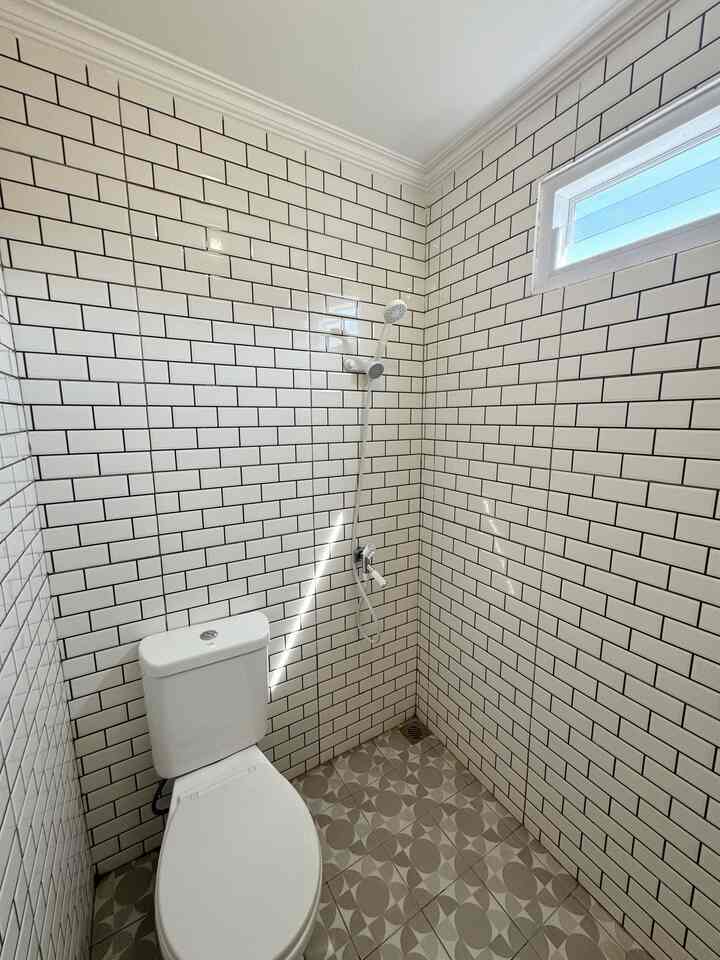 Kamar Mandi Minimalis Low Budget 🚿

Awalnya kami tidak berencana untuk mempunyai 2 kamar mandi. Tapi seiring berjalannya pembangunan rumah, akhirnya kami memutuskan untuk membuat kamar mandi diatas, supaya jalur pivanya lebih mudah.
Kamar mandi ini dibuat minimalis menyesuaikan budget yang ada, yang penting rapi dan clean 🤍

#RenovasiKamarMandi
#BathroomMakeOver
#InspirasiKamarMandi
#KeramikKamarMandi
#PintuKamarMandi
#DindingKamarMandi
#KeramikDinding
#KeramikLantai
#KamarMandiMinimalis
#KamarMandiLowBudget

