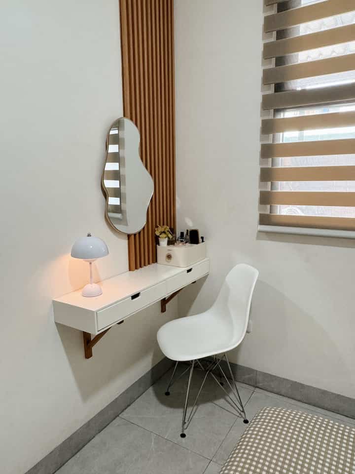 Material ramah kantong tapi aesthetic ✨

Vanity desk ala-ala ini adalah menggunakan rak dinding lama, dan biar makin aesthetic kita tambahkan wall panel sisa di living room dan biar makin cantik kita tambahkan cermin yang unik.
Gimana menurut kalian? 🤗

#MaterialRenovasi
#MaterialMurah
#RenovasiAffordable
#WallPanel
#MejaRiasLowBudget
#MejaRiasMinimalis
