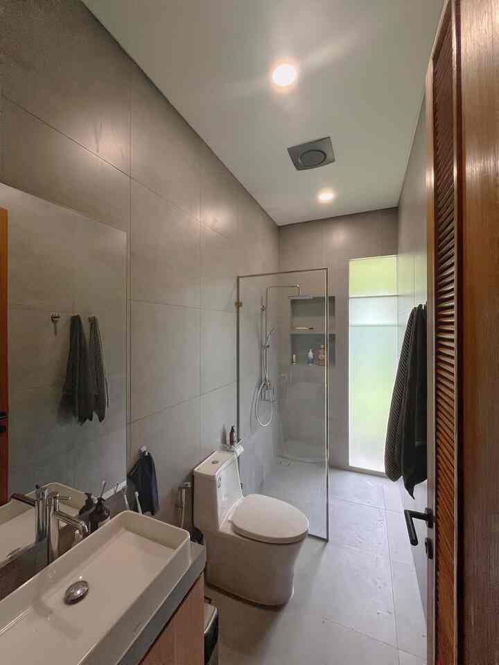 Our bathroom concept is clean and functional. Ukurannya sekitar 3.5x1.5 m, it was enough and meet our needs. Kita suka area basah yang terpisah dengan area kering, dibatasi dengan shower screen dari tempered glass chrome frame. Untuk bagian tiles dinding dan lantai, kita pilih warna yang selaras yaitu grey, dan pakai slip stop untuk bagian lantai supaya ga licin! 

Semua aksesoris kita bikin warna chrome, seperti tissue holder, towel hook, faucet, shower, jet shower, hingga ke tempat sampah. Supaya semuanya selaras😊

#RenovasiKamarmandi #BathroomMakeOver #InspirasiKamarMandi #showerscreen #lantaikamarmandi #dindingkamarmandi #faucet #wastafel #kloset #jetshower #rainshower 