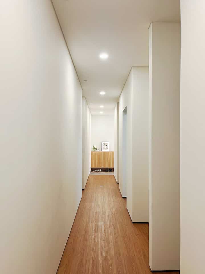 Cara kita menghemat space adalah dengan meniadakan ruang tamu dan menggantinya dengan entrance way / foyer aja! Foyer ini cukup simple fungsinya sebagai pembatas antara area luar dengan dalam rumah, makanya kita buat leveling dengan perbedaan material. Untuk tempat singgah melepas dan menaruh sepatu. 

Material yang kita pakai untuk mendekor di area ini cukup simple, dengan lantai granit dan leveling lantai SPC supaya terlihat beda ruang dan mengikuti inspirasi rumah Jepang. Awalnya area tersebut kosong tapi kita putusan untuk bikin lemari sepatu setengah badan, supaya bagian atasnya bisa ditaruh dekorasi minimal berupa our wedding bouquet yang diframe. Dan daun sirih gading di vase supaya ada nuansa hijau. 

Lemari yang kita bikin juga dengan material yang affordable, multiplek lapis HPL dengan bagian dalam Taco Sheet supaya lebih murah. 

Pintu masuk kita buat pakai kayu meranti lapis luar teakwood. Bukan pakai kayu ulin atau lainnya supaya menghemat budget, harganya bisa setengahnya loh! Not bad juga hasilnya bagus menurut kita. 

Untuk di ujung depan pintu masuk sebenarnya kita mau taruh pot tanaman yang tinggi di sebelah kaca sebagai pemanis, tapi saat ini kita coba dulu pakai keranjang payung supaya orang ga nabrak kacanya😁

Dekorasi minim tapi meaningful juga bisa dengam budget tipis!

#MaterialRenovasi #MaterialMurah #RenovasiAffordable #Foyer #DekorasiRumah #Framefoto #TanamanIndoor #RakPayung #RakSepatu #LantaiRumah #Keset #LantaiKayu