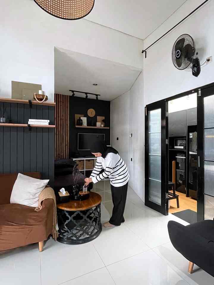 —— Material Low Budget 

Ruangan estetik tanpa bikin kantong jebol! ✨
Beberapa material low-budget yang aku gunakan di sini:

✔ Wall batten & wall slat - Pakai papan kayu jati yang lebih terjangkau tapi tetap elegan.
✔ Ambalan - Hanya dilapisi stiker kayu supaya lebih hemat tanpa mengurangi estetika.
✔ Pintu kaca - Lapisi dengan stiker kaca fluted biar ada efek mewah, tapi tetap ramah budget!

Buktinya, ruangan mungil ini bisa tetap cozy dan stylish tanpa harus selalu pakai material mahal. Yang penting, pintar pilih bahan dan padukan dengan konsep yang pas! 🖤🤎🤍

Semoga menginspirasi 🖤🤎

#papankayujati #ambalandinding #stikerkacafluted #catdindingrumah #granitpolos #sofa2seater #partisi #wallbatten #wallslat #roundtable
#HomeDecorOnBudget #RuangTamuEstetik #DekorasiLowBudget #InteriorHemat #DIYHomeDecor #RumahImpian #MinimalisHome #CozyLiving #BudgetFriendlyDecor #InspirasiRumah #HomeIdeas #DekorasiRumah #AffordableInterior #RuangTamuMinimalis #MaterialRenovasi #MaterialMurah #RenovasiAffordable