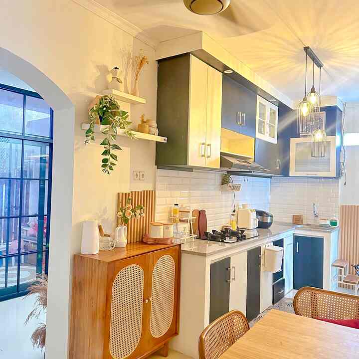 After-before setelah makeover tipis dapur bersih
-Pertama kali membeli rumah ini dapurnya nampak seperti di slide ke 2,aku makeover dengan mengganti backsplash wrna putih agar kelihatan lebih clean,dan wrna dinding dengan wrna vanilla dari cat jotun sehingga ruang dapurku menjadi lebih cantik 
-selanjutnya lampu yg diganti dengan lampu hias dan tambahan buffet untuk coffe corner serta ambalan diatasnya dan juga meja makan jati yg dilakukan secara bertahap agar semakin lengkap dan nyaman berada di dapur
Semoga menginspirasi 🥰
#catjotunvanilla #backsplashputihbata #mejamakanjati #MaterialRenovasi #MaterialMurah #RenovasiAffordable