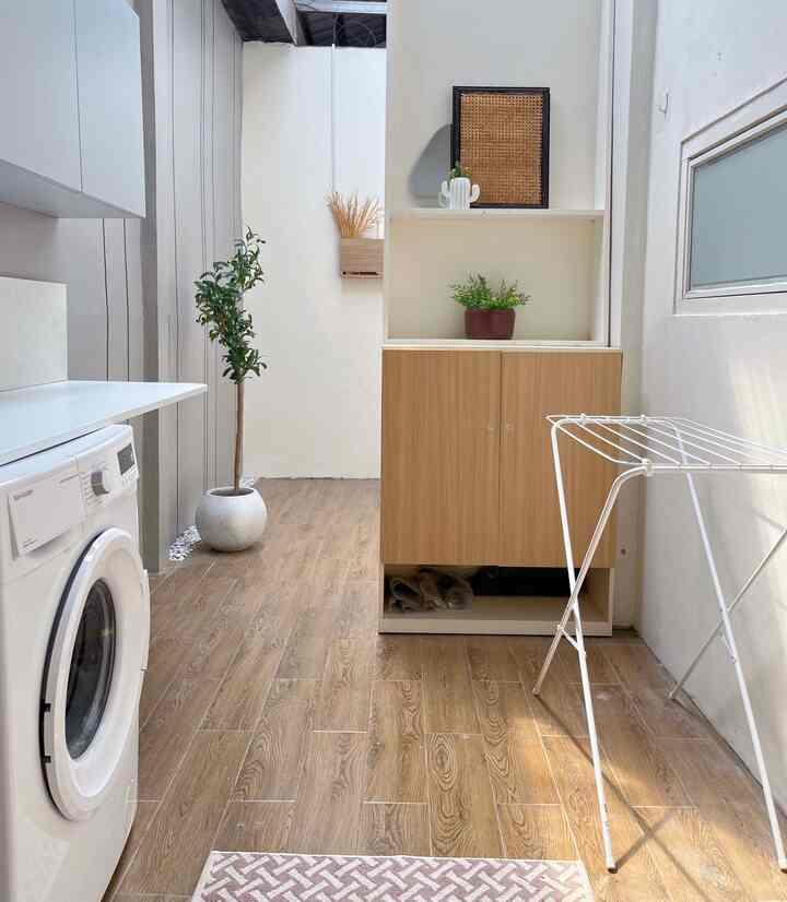 Area laundy room ini awalnya hanya pakai lantai vinyl roll, dan setelah pertimbangan panjang, kami putuskan buat ganti lantainya menggunakan granit motif kayu, selain ganti lantai kami juga merubah cat dengan cat warna abu-abu untuk kesan yang lebih simple & clean. 

#RenovasiRuangCuci #LaundryRoomMakeOver
#InspirasiLaundryRoom #GranitMotifKayu #CatDindingOutdoor