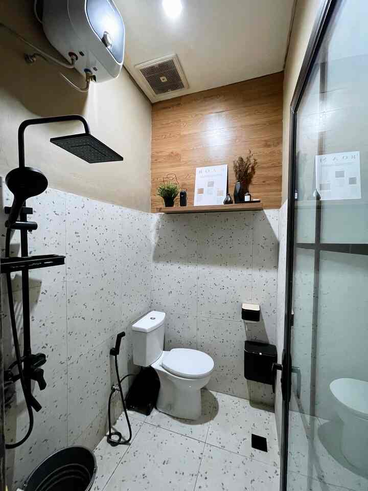 —— Renovasi kamar mandi

Kamar mandi mungil ini akhirnya ada rezekinya buat di renovasi, walaupun cuma low budget 🚿

Aslinya keramik dinding bawaan developer itu berwarna putih-orange. Di tahun 2022, kami makeover dinding kamar mandi dengan wallpaper sticker motif kotak-kotak dan mengganti keramik lantai agar senada dengan tema rumah yang monochrome. 

Akhirnya di akhir 2024 kemarin, kami memutuskan membuat kamar mandi ini sedikit lebih nyaman dengan : 

✔ Ganti keramik - Pilih motif terazzo buat tampilan lebih fresh & timeless.
✔ Upgrade shower set - Sentuhan hitam bikin kesan modern & elegan.
✔ Cat ulang dinding - Warna netral bikin ruang terasa lebih luas dan clean.
✔️ Cermin Kabinet - Bikin tambahan storage kamar mandi yang multifungsi tapi bikin rapi.
✔️Ganti Pintu kamar mandi - Pintu PVC lama bawaan developer sudah rusak parah, engselnya yang sudah sering copot, kenop yang tidak berfungsi, bahkan pintunya banyak yg bolong. Akhirnya kami mengganti dengan pintu alumunium dengan full kaca agar lebih awet dan estetik.

Nggak perlu selalu mahal buat dapetin kamar mandi yang nyaman dan cantik. Yang penting, pilih material yang tepat dan tetap fungsional! 🤎🖤

Semoga menginspirasi 🤎🖤🤍

#keramikkamarmandi #keramikterrazo #showerset #jetshower #handshower #catdinding #pintukamarmandi #kamarmandimungil #kamarmandideveloper #makeoverkamarmandi #renovasilowbudget #RenovasiKamarmandi
#BathroomMakeOver #InspirasiKamarMandi