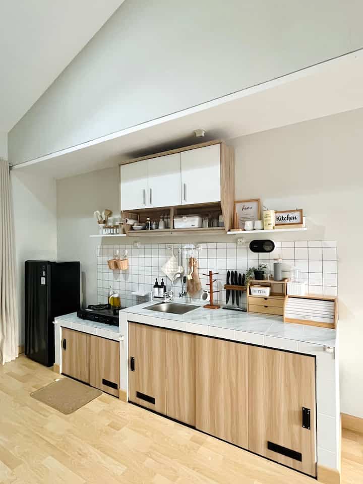 Dapur yang awalnya meja beton polos bawaan developer bisa glow up hasil diy makeover. 😍

Selama setahun kolong dapurku ini ditutup menggunakan gorden kolong motif kotak2 dan ini hasil makeoverku dengan budget 400 ribuan. 

Bahan-bahan :
 • PVC board | 2 lembar x Rp.133.000 = Rp. 266.000
• Rel alumunium M | 2 batang (150cm) x Rp. 40.000 = Rp. 80.000
• Rel alumunium M | 2 batang (120cm) x Rp.30.500 = Rp. 61.000
• Ventilasi | 3 pcs x 13.000 = Rp. 39.000
• Gagang pintu | 3 pcs x Rp.6.000 = Rp. 18.000

Total budget : Rp. 425.000

Worth it gak nih hasilnya? Semoga menginspirasi ✨🥰

#Kitchenset
#KitchenSetMinimalis #PlavonPVC
#WarnaCatRumah #WallpaperDinding
#WallpaperEstetik #Cat #LantaiVinyl
#WallPane #MaterialRenovasi #MaterialMurah #RenovasiAffordable #makeoverlowbudget