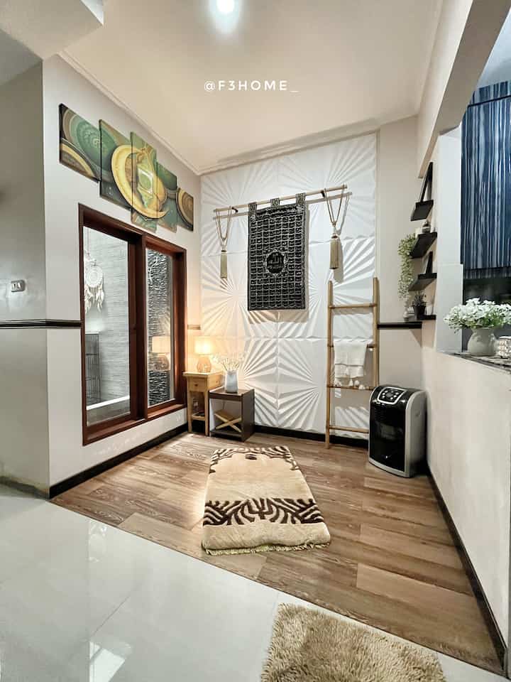 Mushollah mini ini letaknya bersebelahan dengan area dapur.
Agar mushollah ini menjadi nyaman dan estetik aku menggunakan wallpanel yang gampang dibersihkan dan stiker vinyl dengan warna coklat, sehingg serat kayunya lebih kelihatan.
Dan ada jendela besar yang bisa dibuka sehingga sirkulasi udara bebas masuk.


#mushollah #mushollahdalamrumah #wallpaneldinding #wallpaperdinding #wallpaperestetik #warnacatrumah #Cat #lantaivinyl #wallpanel #materialrenovasi #materialmurah #renovasiaffordable 