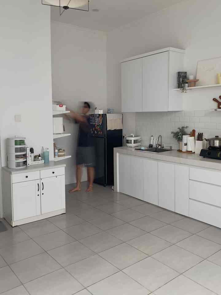 Dapur putih segaris minimalis low budget✨🤍

Dapur ini sebenarnya dapur tumbuh, karena memang semuanya kabinetnya satu per satu dibuatnya agar fungsinya nanti lebih maksimal sesuai kebutuhan. Untuk kitchenset aku memilih untuk pakai hpl putih agar lebih “clean” dan terang. Lalu pada bagian samping juga diberi rak boaxel dari Ikea. Sejauh ini total budget pembuatan kitchen ini kurang dari 10 juta ✨🤍

#lantaidapur #catdindingdapur #hplkitchenset #rakdinding #materialrenovasi #materialmurah #renovasiaffordable