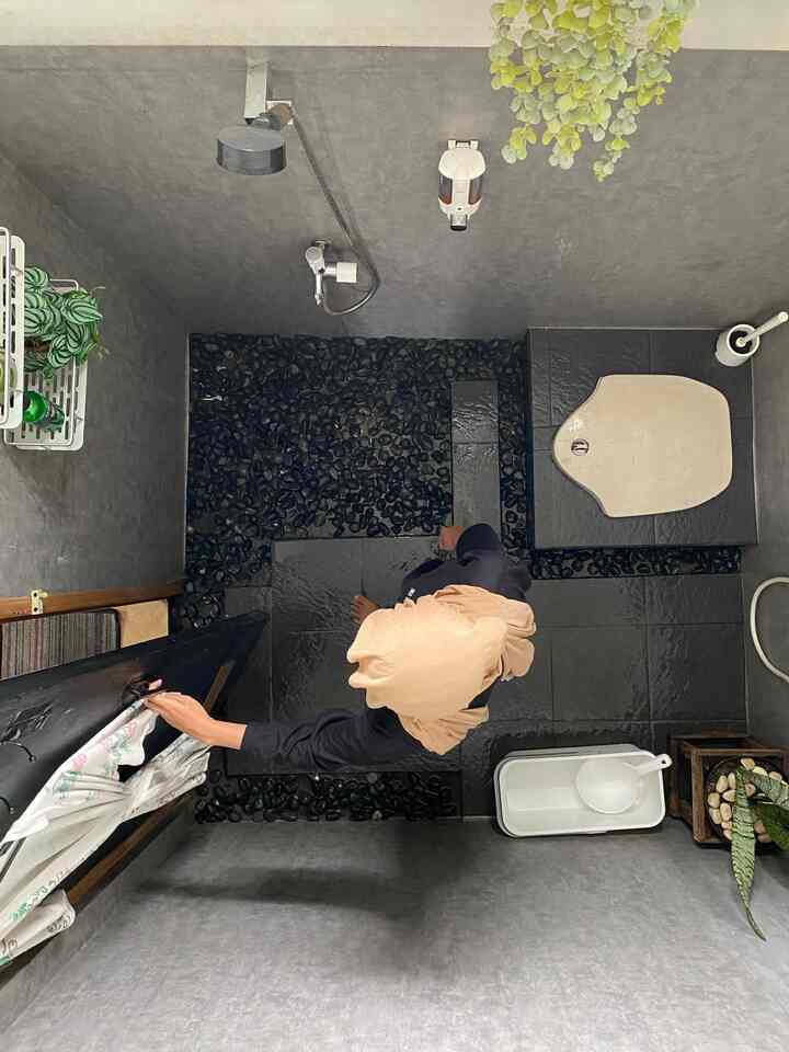 Awal buat kamar mandi sempet struggle karna suami engga mau dirumahnya pakai toilet duduk, mindsetku saat itu toilet duduk ga estetik. tapi ternyata banyak cara menciptakan keestetikaan yang tetap nyaman dan fungsional salah satunya penepatan batu-batu coral di bagian lantai kamar mandi ini.

#RenovasiKamarmandi
#BathroomMakeover
#InspirasiKamarmandi
#toiletjongkok
#batucoralabu
#stickerdindingkamarmandi
#stickettahanair
#keramikkamarmandi