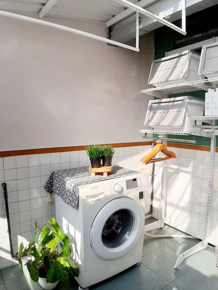 MAKEOVER LAUNDRY ROOM ON A BUDGET

Laundry room ini sudah mengalami sekali renovasi setelah dipakai selama 6 tahun. Lantai masih menggunakan keramik lama hanya diubah tampilannya dengan dicat khusus keramik. Atap dibongkar semua dan diganti baru karena yang lama bocor dan banyak berlubang di beberapa titik. Dinding dicat ulang dan ditambah plafon pvc agar lebih clean dan tahan air. Alhamdulillah jadi lebih nyaman dan rapi. 

📌ATAP
•UPVC PUTIH DR SHIELD SINGLE WALL TRIMDECK tebal 1.2mm lebar 75cm. Kebutuhan panjang 3m.
•POLICARBONAT TRANSPARAN DR SONNE  SINGLE WALL TRIMDECK tebal 0.8mm lebar 75cm. Kebutuhan panjang 7.5m

📌LANTAI 2.5m x 3m
 Lantai dan dinding dicat dengan cat UPOX DANA PAINT
Lantai warna TERN GREY kode 4660
Dinding warna putih (DIY kotak-kotak dengan spidol nat)
Dinding bagian atas menggunakan plafon pvc putih

📌Tangga putar (menuju area tandon)
Cat besi DANA PAINT TOP COLOR
Hitam kode black matt 
Coklat kode havana brown

#atapupvc #ataptransparan #catkeramik #catlantai #storagelaundry #botolrefilllaundry #jemuranlipat #containerplastik #renovasilaundryroom #laundryroommakeover #inspirasilaundryroom 
