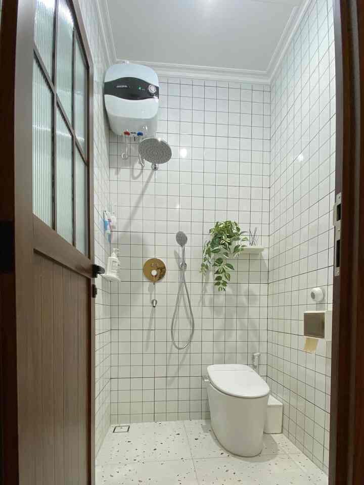 Renovasi kamar mandi ukuran 1,6x1,3m

Pemakaian full keramik dinding sampai plafon agar less maintenance. Pengalaman sebelumnya cat kamar mandi sering ngelupas karena lembab.

Penggunaan keramik full white juga ngebantu agar kamar mandi keliatan lega. 

#RenovasiKamarmandi
#BathroomMakeOver
#InspirasiKamarMandi
#keramikdinding
#KeramikLantai

