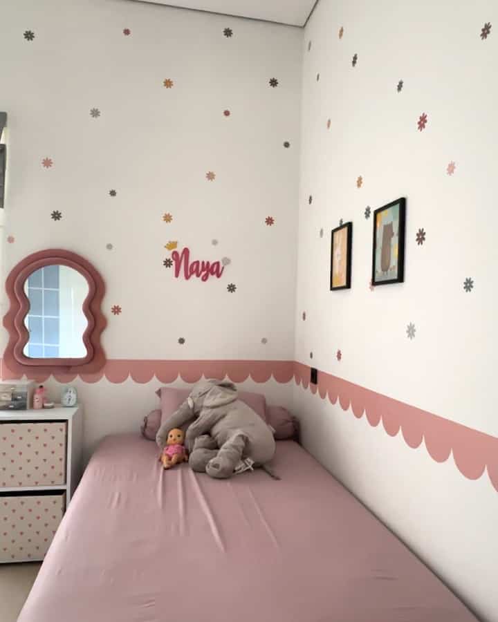 MAKEOVER LOW BUDGET

Dulu aku pingin banget punya kamar pinky tapi ga kesampaian. Akhirnya aku makeover kamar anakku jadi berbunga-bunga gini. Untuk temboknya aku cuma pakein stiker aja karena versi low budget. 

Budgetnya makeover:
1. Stiker bunga: 2 x Rp.35.000= Rp.70.000
2. Stiker list arch: 4 x Rp.22.000= Rp.88.000
3. Stiker arch besar Rp.110.000
4. Rak dinding wave 3 x Rp.60.000 = Rp.180.000
5. Custom nama Rp.40.000
6. Frame 2 x Rp.30.000 = Rp.60.000
7. Cermin Rp.360.000
Total budget 908.000

Selain makeover tembok aku juga tambahin meja kursi belajar dan upgrade lemari yang dibuat sama suami.

Terima kasih sudah mampir, semoga menginspirasi 🤗

#wallpaperdinding #stikerdinding #kamaranak #materialrenovasi #materialmurah #renovasiaffordable