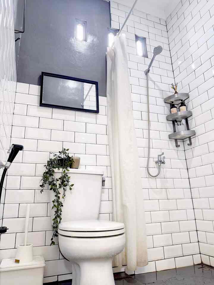 🔆 Tiny Bathroom Aesthetic 🔆

Kamar mandi berukuran 130cm x 150cm yang didesain dengan tema monochrome ini memang tidak terlalu luas, tapi kami memberanikan diri menambahkan warna gelap di lantai dan di dinding, tujuannya yaaa biar keren aja sih 🤣
Foto slide kedua adalah foto ketika pembangunan, keliatan banget kan ukurannya memang sekecil itu 🤏🏻
Tapi sebisa mungkin kamu tata dengan dekorasi yang cantik tapi tidak makan tempat, supaya kamar mandi mini ini tetap leluasa dipakai sesuai fungsinya.

#BackSplash
#KeramikDinding
#SubwayTile
#Monochrome
#JetShower
#HitamPutih
#Shower
#CerminToilet
#ClosetDuduk
#TanamanArtifisial
#RenovasiKamarmandi
#BathroomMakeOver
#InspirasiKamarMandi
