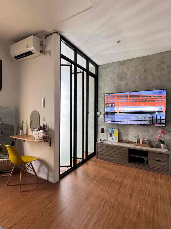 Wishlist banget pengen kamar tidur yang luas. Allahummabarik bisa mewujudkan dengan mengorbankan kamar tidur anak 😆, pertimbangannya karena anak masih kecil, kamar tersebut sangat jarang dipakai, akhirnya kami putuskan merombak kamar anak dan menjadikan pusat ventilasi di kamar kami dan dijadikan ruang nonton.

#RenovasiKamarTidur
#BedRoomMakeOver
#InspirasiKamarTidur
#MasterBedRoom
#KamarTidurIndustrial
#LantaiVinyk