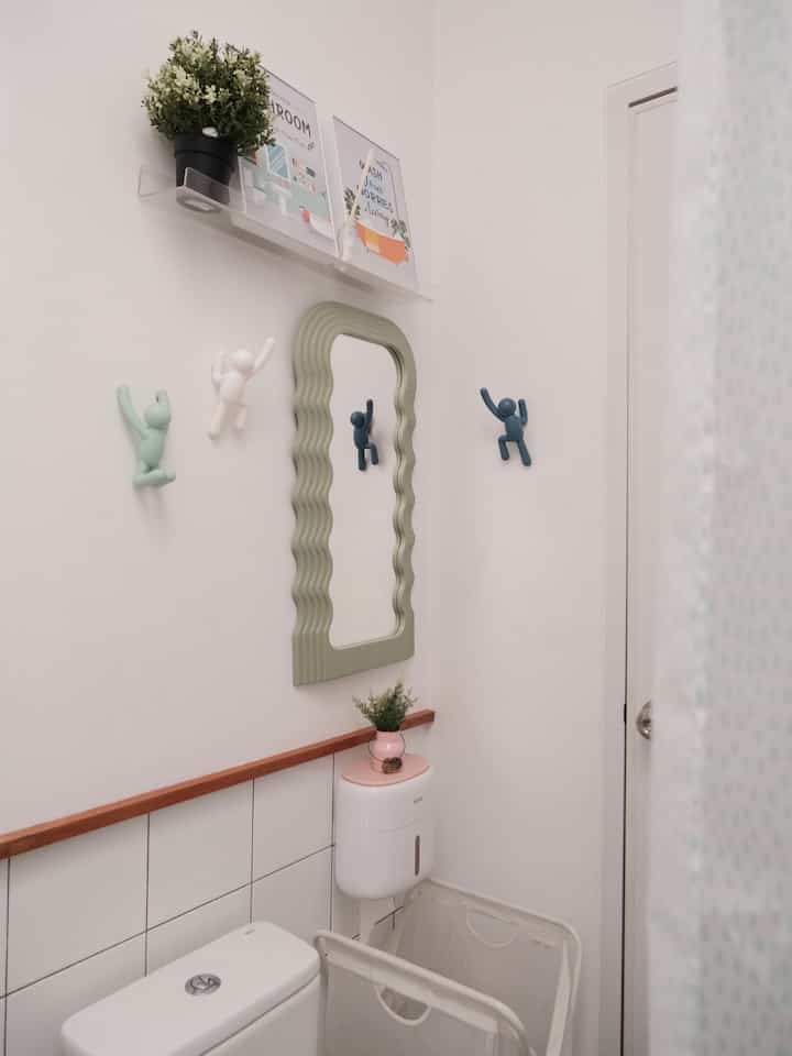 Kamar mandi mungil dengan skylight✨
—
Desain kamar mandi ini masih menggunakan desain bawaan developer, yang paling spesial dari kamar mandi ini adalah skylight yang membuat cahaya matahari alami dapat masuk dan tidak perlu lagi menyalakan lampu di siang hari☀️
Warna dasar dominan putih dengan list kayu coklat dikombinasikan dengan berbagai aksesoris hijau pastel dengan bentuk beragam yang membuat nuansanya menjadi lebih playful🩵

#AmbalanTransparan #CerminWavy #TissueBox #RenovasiKamarMandi #BathroomMakeOver #InspirasiKamarMandi #BathroomStyling #BathroomIdeas